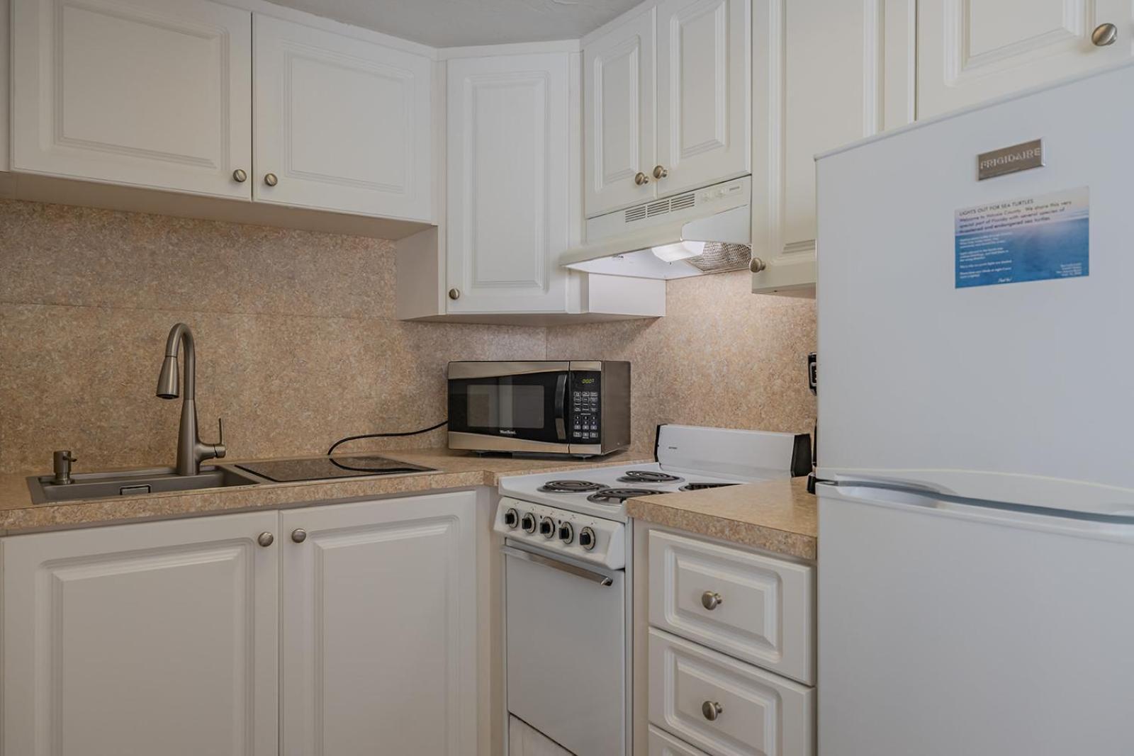 Coastal Waters Hotel New Smyrna Beach Buitenkant foto